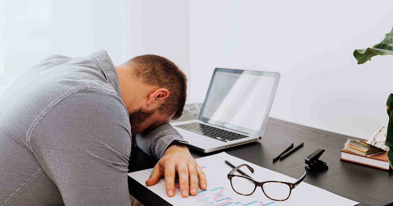 Mẹo hiệu quả giúp bạn tỉnh táo, hết buồn ngủ buổi chiều