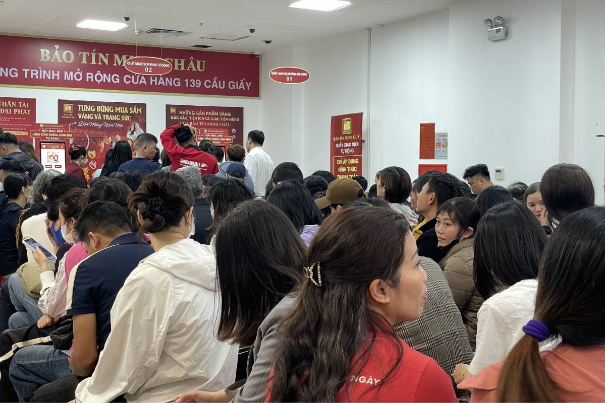 Gold prices stagnate in the first session of the week, gold stores are bustling at all hours. Photo: Ha Linh