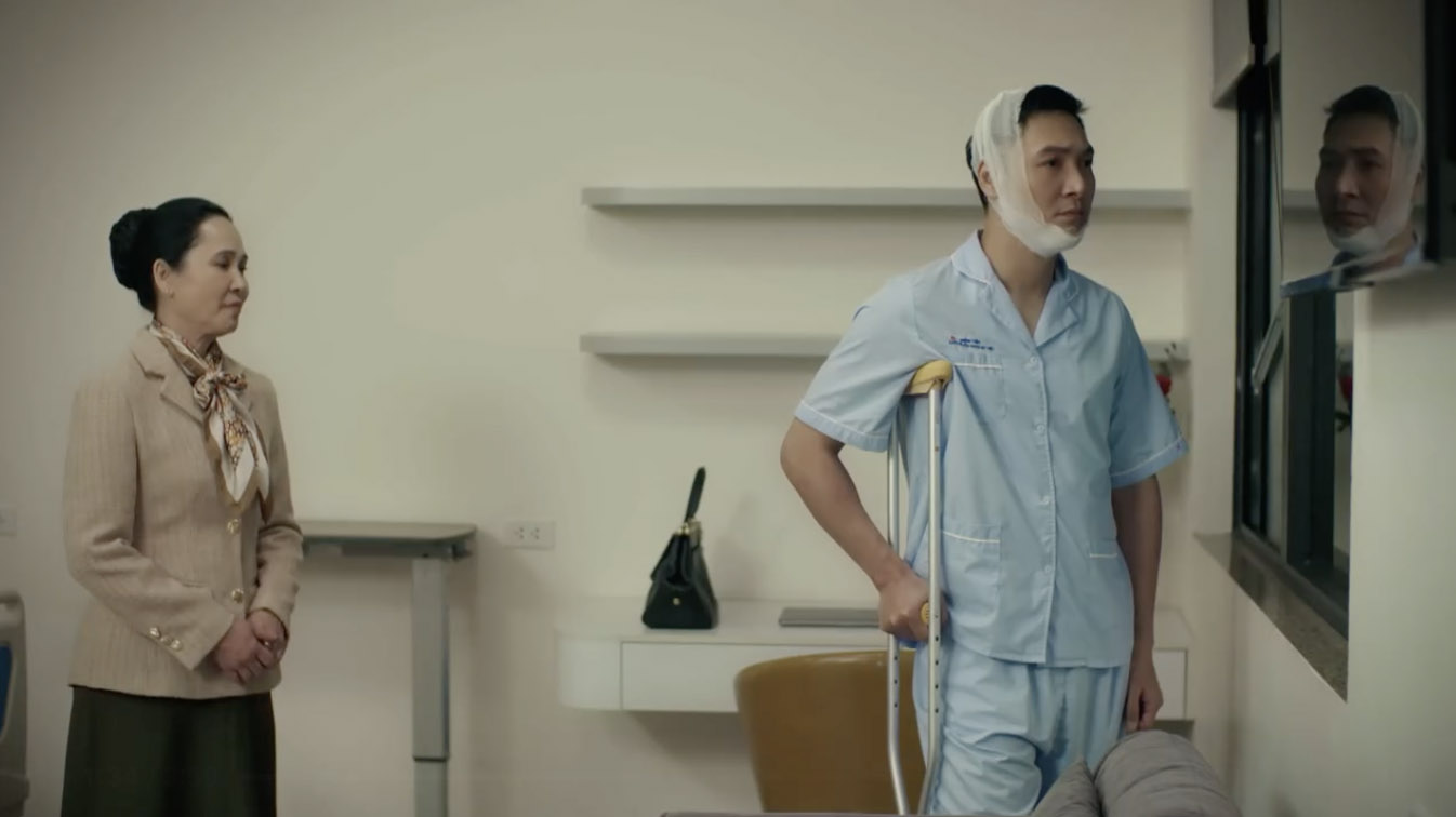 Lâm gạt đi khi mẹ muốn quan tâm. Ảnh: VFC.