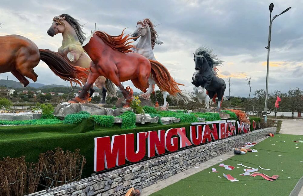 The "Ma Dao Thanh Cong" horse statue cluster is deformed while being displayed in Lao Bao commune. Photo: Han Nguyen