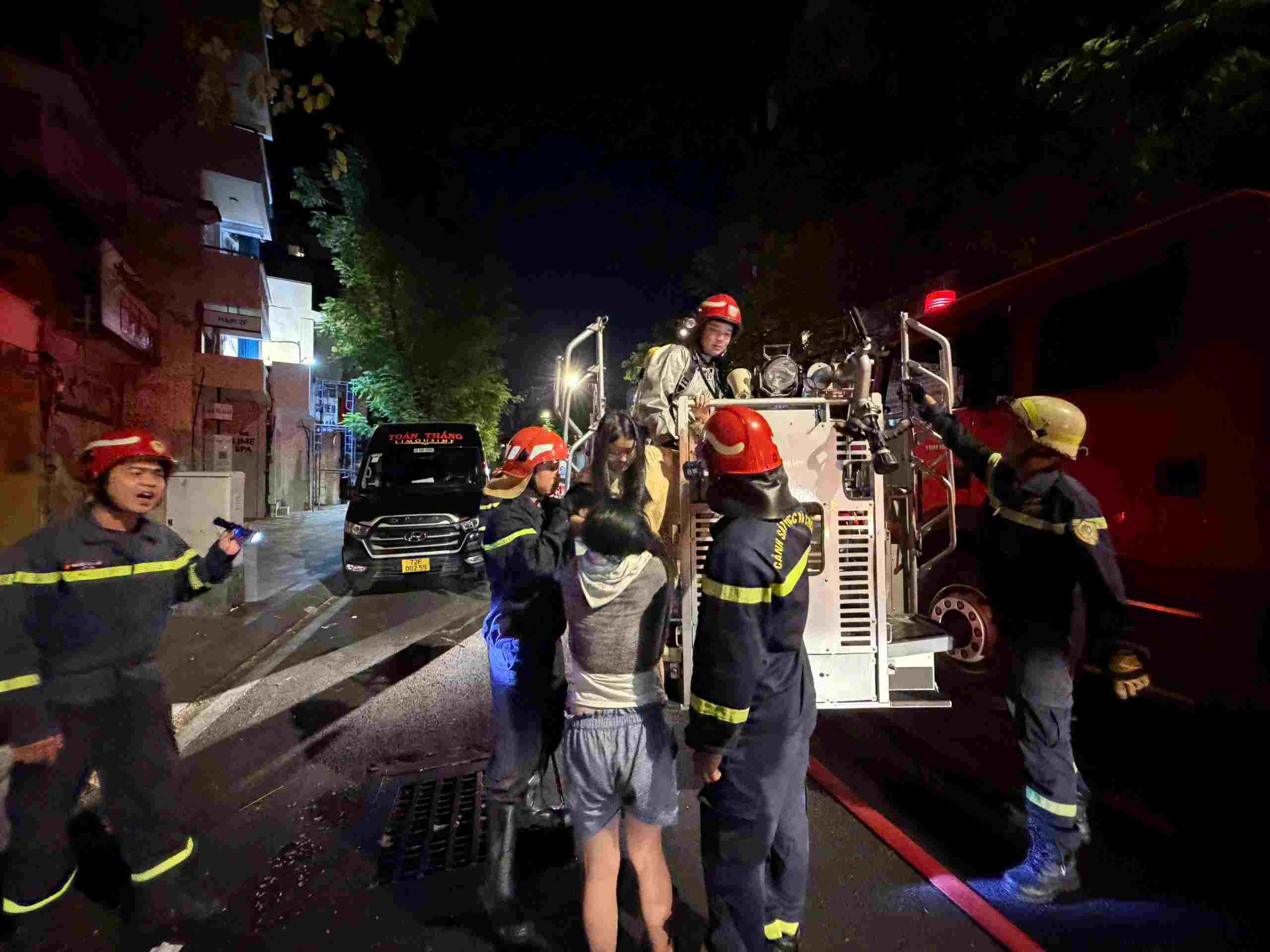 Scene of a house fire in the center of Ho Chi Minh City, rescuing 5 people trapped