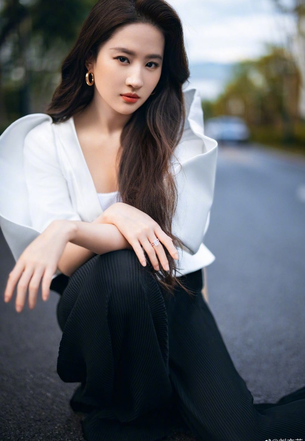 Nữ diễn viên thường vuốt tóc ra sau, tạo độ phồng ở phần đỉnh thay vì để mái hoặc rẽ ngôi, giúp gương mặt trông hài hòa hơn. Ảnh Xinhua