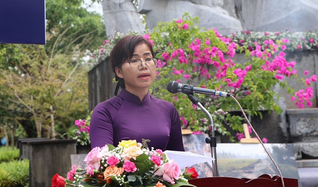 Bà Phạm Thị Trung - Giám đốc Sở Văn hóa, Thể thao và Du lịch tỉnh Quảng Ngãi đọc diễn văn tại lễ tưởng niệm. Ảnh: Đông Giang