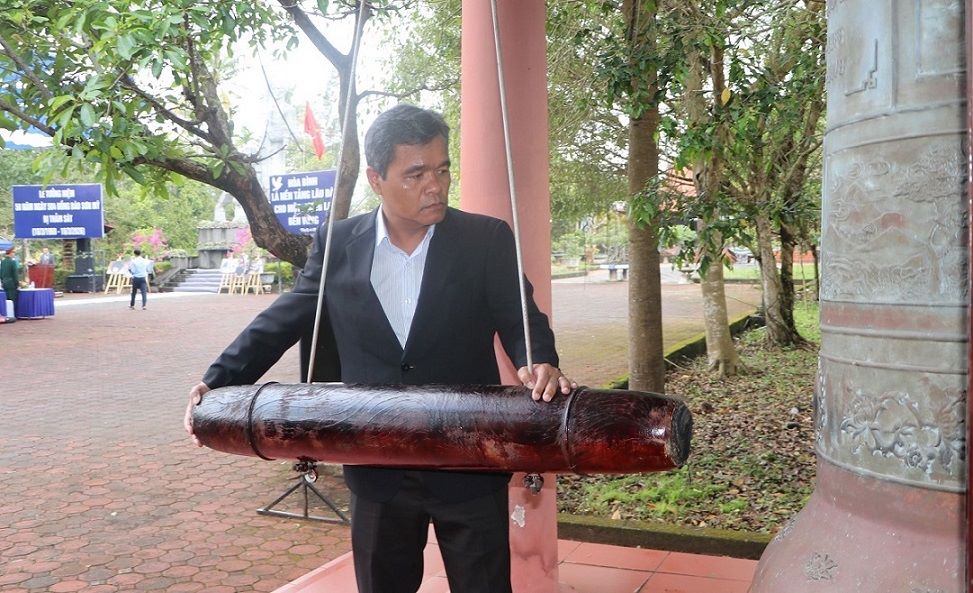 El Sr. Ho Van Nien - Miembro del Comité Central del Partido, Secretario del Comité del Partido Provincial de Quang Ngai toca la campana en la ceremonia conmemorativa. Foto: Dong Giang