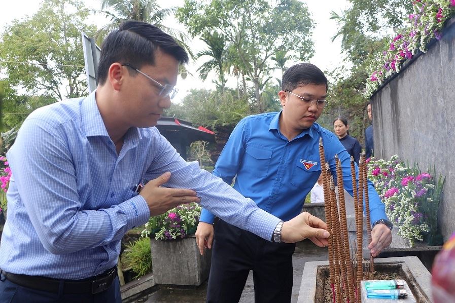 Dâng hương tại lễ tưởng niệm. Ảnh: Đông Giang