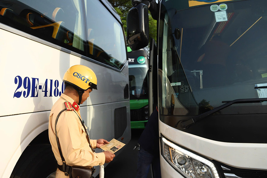 Xe khách dừng đỗ chiếm lòng đường, gây cản trở giao thông. Ảnh: Tiến Ngô