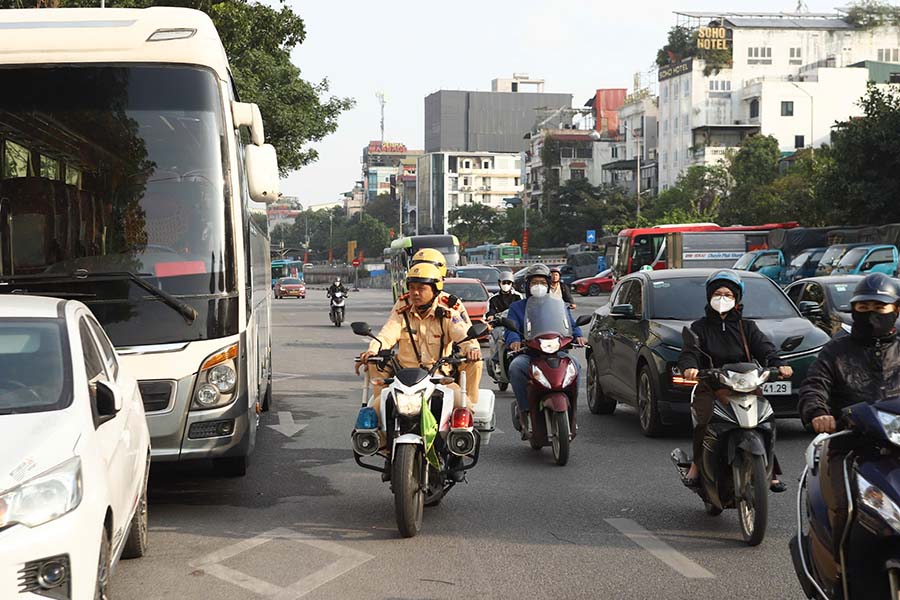 Passenger cars parked in long lines on the road in the wrong places are detected and handled by traffic police forces. Photo: Tien Ngo