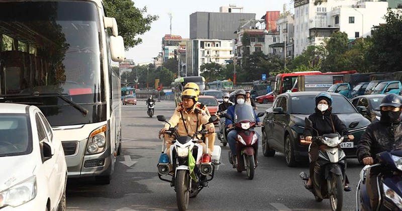 Ô tô dừng, đỗ trái phép chờ vào nội thành, nhiều tài xế bị phạt