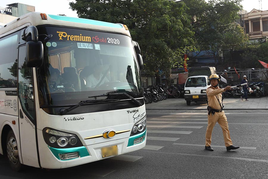 Xe khách dừng đỗ sai quy định bị xử lý. Ảnh: Tiến Ngô