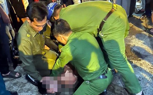 Công an Hà Nội khống chế đối tượng cầm dao đe doạ người dân. Ảnh cắt từ clip