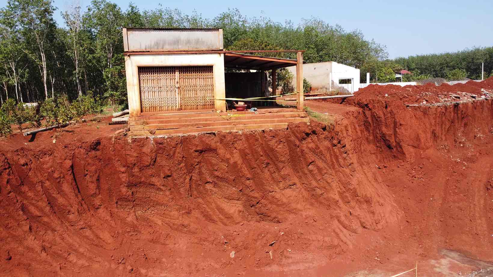 People's houses precariously on the edge of the abyss after lowering the foundation level of the project to upgrade and expand DT 753 road. Photo: HAC