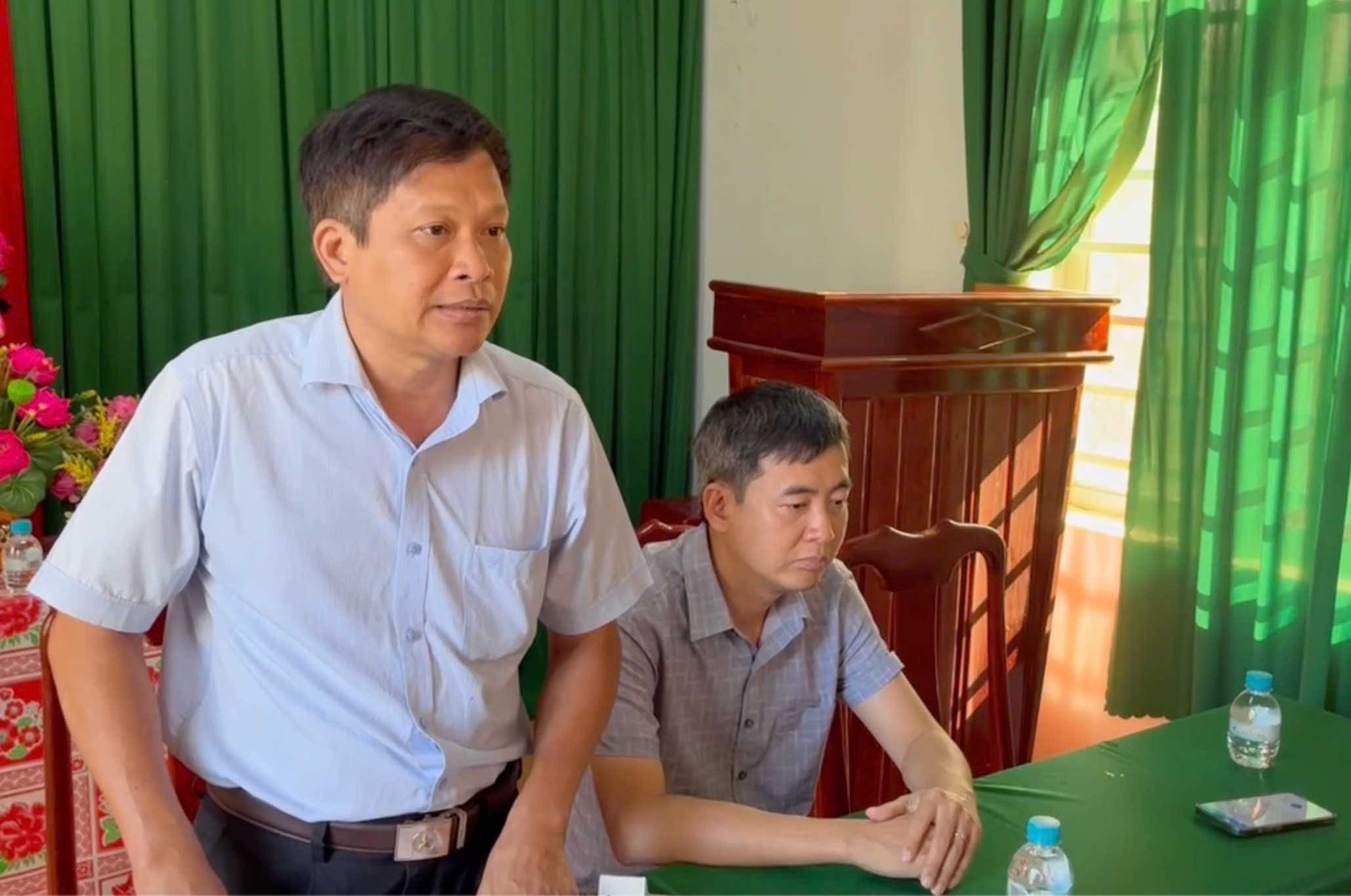  Ông Dương Hoàng Anh Toàn - Phó giám đốc Ban quản lý dự án đầu tư xây dựng tỉnh Đồng Nai xin lỗi các hộ dân bị cheo leo bên mép vực. Ảnh: HAC