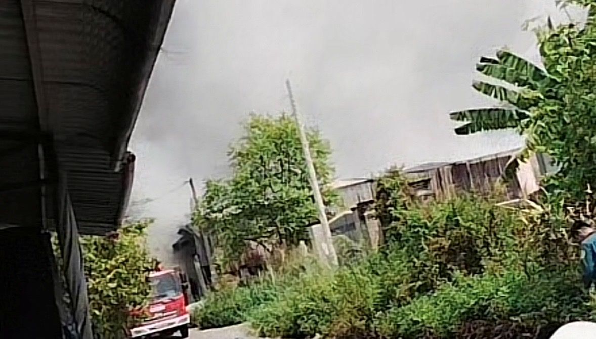 Lực lượng chữa cháy có mặt nỗ lực dập lửa. Ảnh: Cắt từ clip