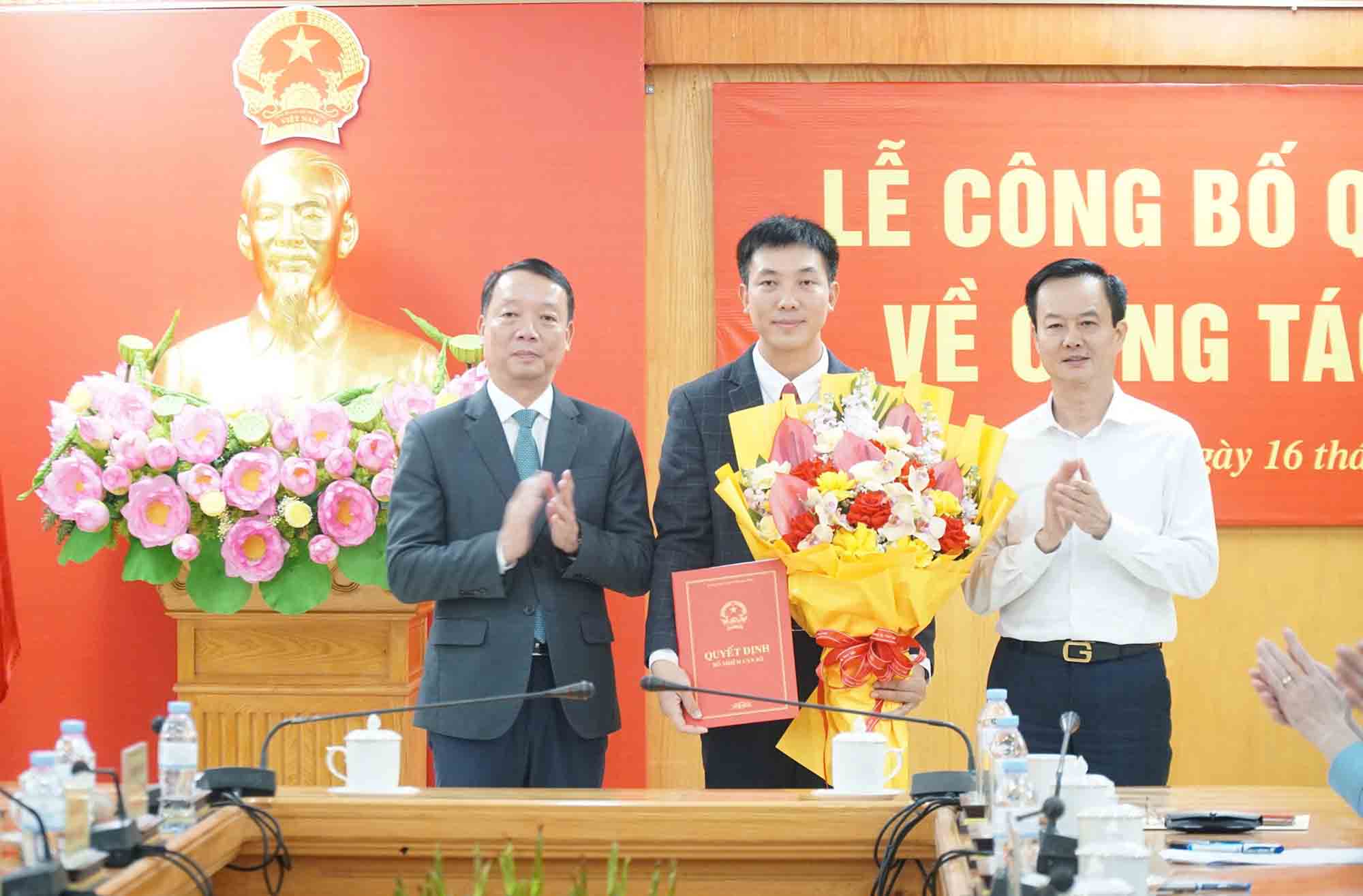 Ha Tinh provincial leaders present the decision to appoint Mr. To Thai Hoa to hold the position of Deputy Director of Ha Tinh Department of Construction. Photo: Thu Ha