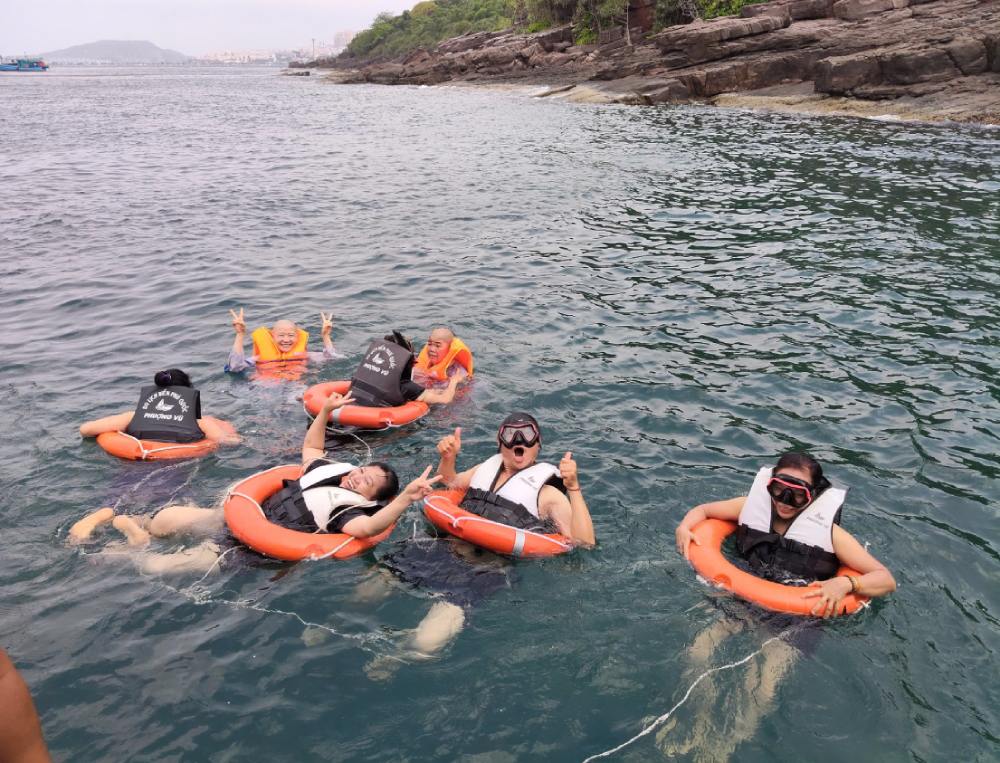 Los turistas experimentan los servicios al aire libre cuando visitan Phu Quoc. Foto: Nguyen Huy