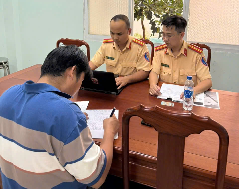 Một số trường hợp đăng tải thông tin sai sự thật hoạt động của lực lượng CSGT TPHCM trên mạng xã hội đã bị xử phạt. Hình ảnh ông L.V.H tại cơ quan công an. Ảnh: PC08