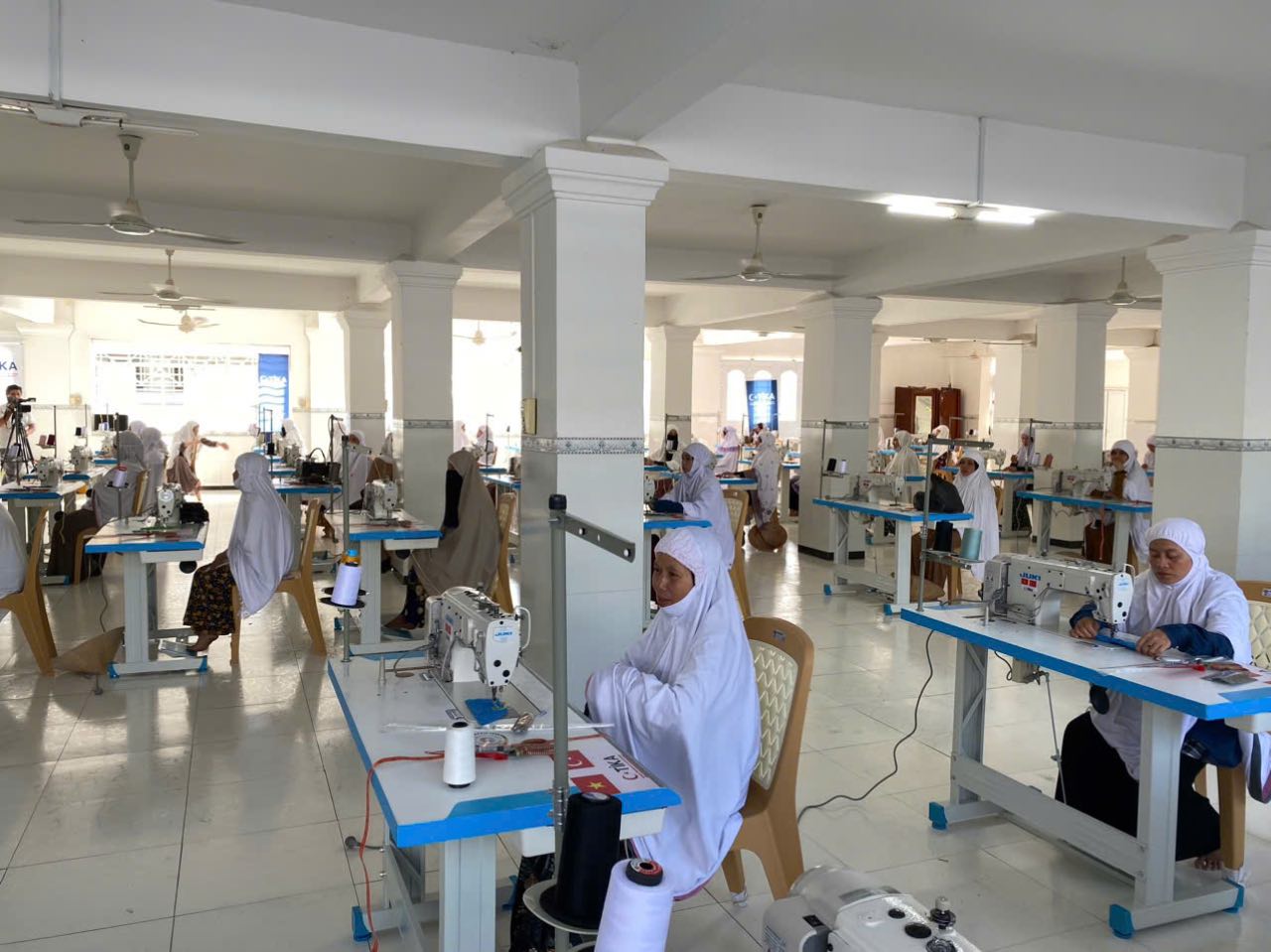 多くのチャム族の女性が職業訓練の支援を受け、生活の改善に貢献しています。写真:Du Số