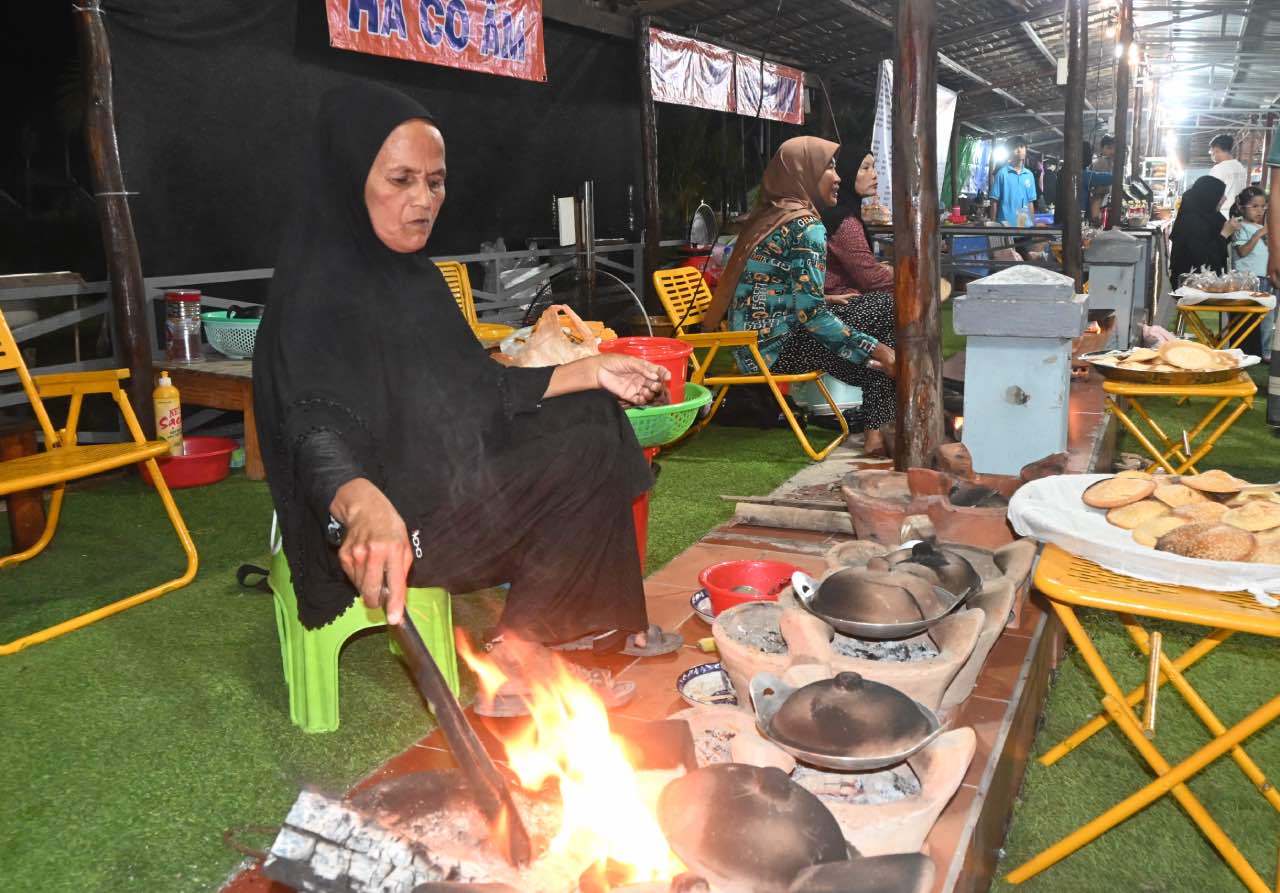 Ẩm thực truyền thống của cộng đồng đồng bào người Chăm. Ảnh: Thành Nhân