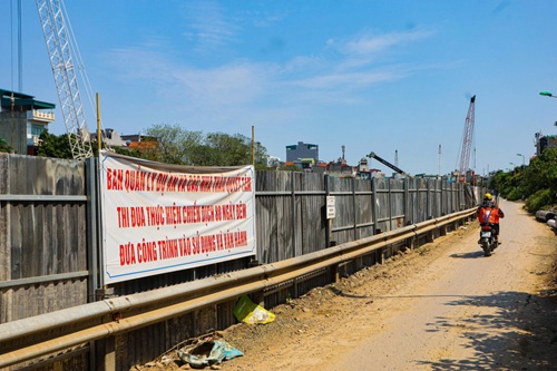 Chủ đầu tư và các nhà thầu đã đồng loạt treo khẩu hiệu, cam kết thực hiện “Chiến dịch 80 ngày đêm” nhằm sớm đưa công trình vào vận hành, đáp ứng sự mỏi mòn chờ đợi của người dân Thủ đô trước mùa mưa bão. Ảnh: Khánh Nguyễn