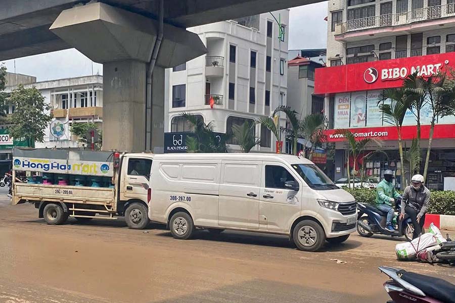 Bùn đất rơi vãi trên mặt đường khiến nhiều người bị ngã. Ảnh: Hạ Đan