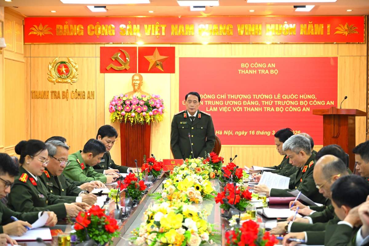 Deputy Minister of Public Security Le Quoc Hung requested to study a project to consolidate and improve the quality of the inspection force system. Photo: Ministry of Public Security