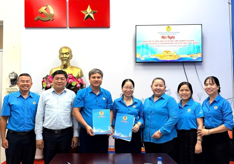Representatives of Working Group No. 1 for area management and Working Group of Trade Unions of Export Processing Zones - Industrial Parks of Ho Chi Minh City Labor Federation hand over and change management of 16,339 trade union members. Photo: Duc Long
