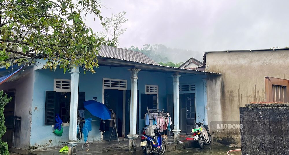 Căn nhà cấp 4, ẩm thấp này là nơi nương tựa của cả gia đình bé Nhi. Ảnh: Hồng Quân