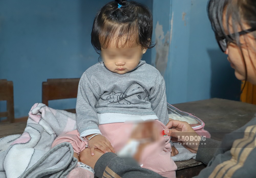 Baby girl Truong Ngoc Nhi, when she was just born, had to wear an artificial anus on her left hip with a haggard and heartbreaking body. Photo: Nguyen Luan