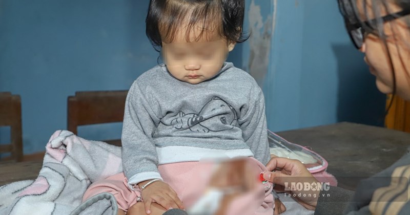 Huế: Bé gái sơ sinh không hậu môn, chỉ có một thận