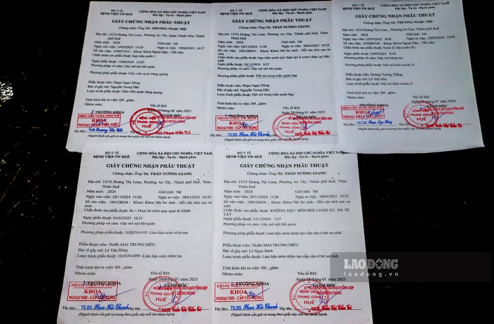 Những tờ chứng nhận phẫu thuật, giấy nhập viện, ra viện nhiều vô số kể của bé gái chỉ gần 16 tháng tuổi. Ảnh: Nguyễn Luân