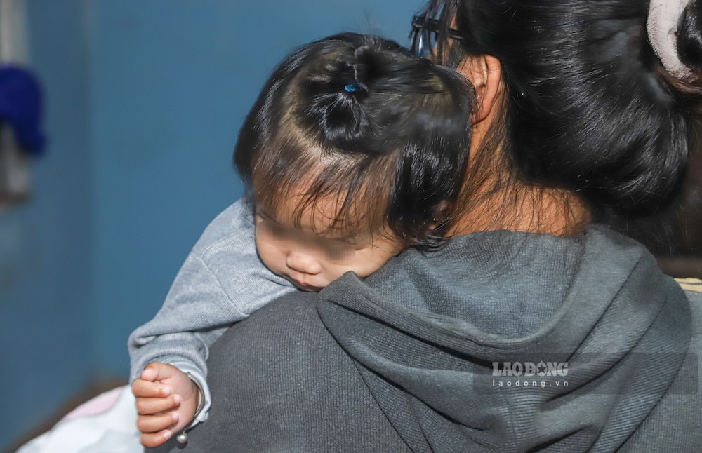 Sinh ra đã gắn liền với bệnh viện, được sự chữa trị và chăm sóc của y bác sĩ, chị Giang hi vọng con gái sẽ khỏe mạnh, sẽ trở thành một bác sĩ cứu người như cách mà em đang phải đối mặt, chống chọi với bệnh tật. Ảnh: Hồng Quân