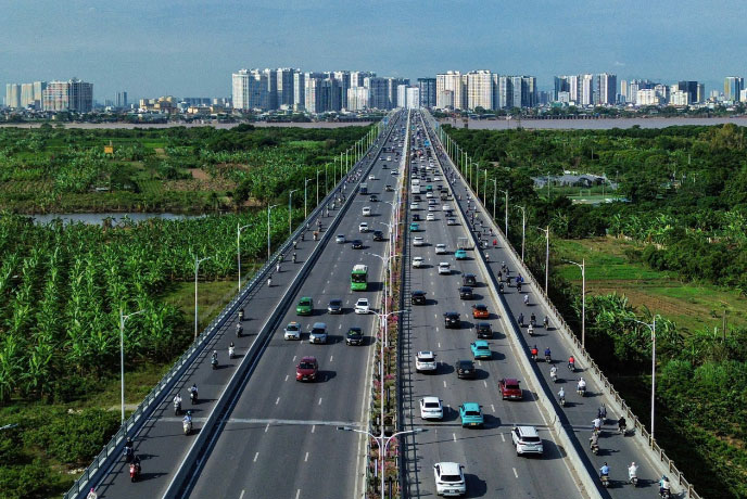 The Traffic Police Department said that when vehicles move at high speed, even a small tire fragment can become a dangerous trap. Photo: V.Tuan