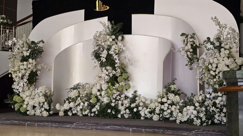 A few things that couples need to remind themselves when choosing a wedding venue that suits their needs. Photo: Tuan Dat