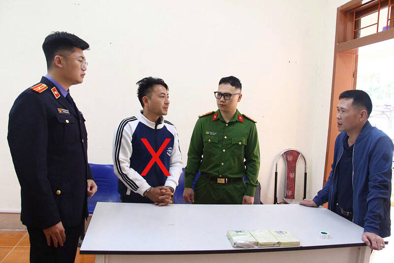 Đối tượng Vừ Văn Lềnh (dấu x đỏ) cùng tang vật tại cơ quan Công an. Ảnh: Công an tỉnh Sơn La