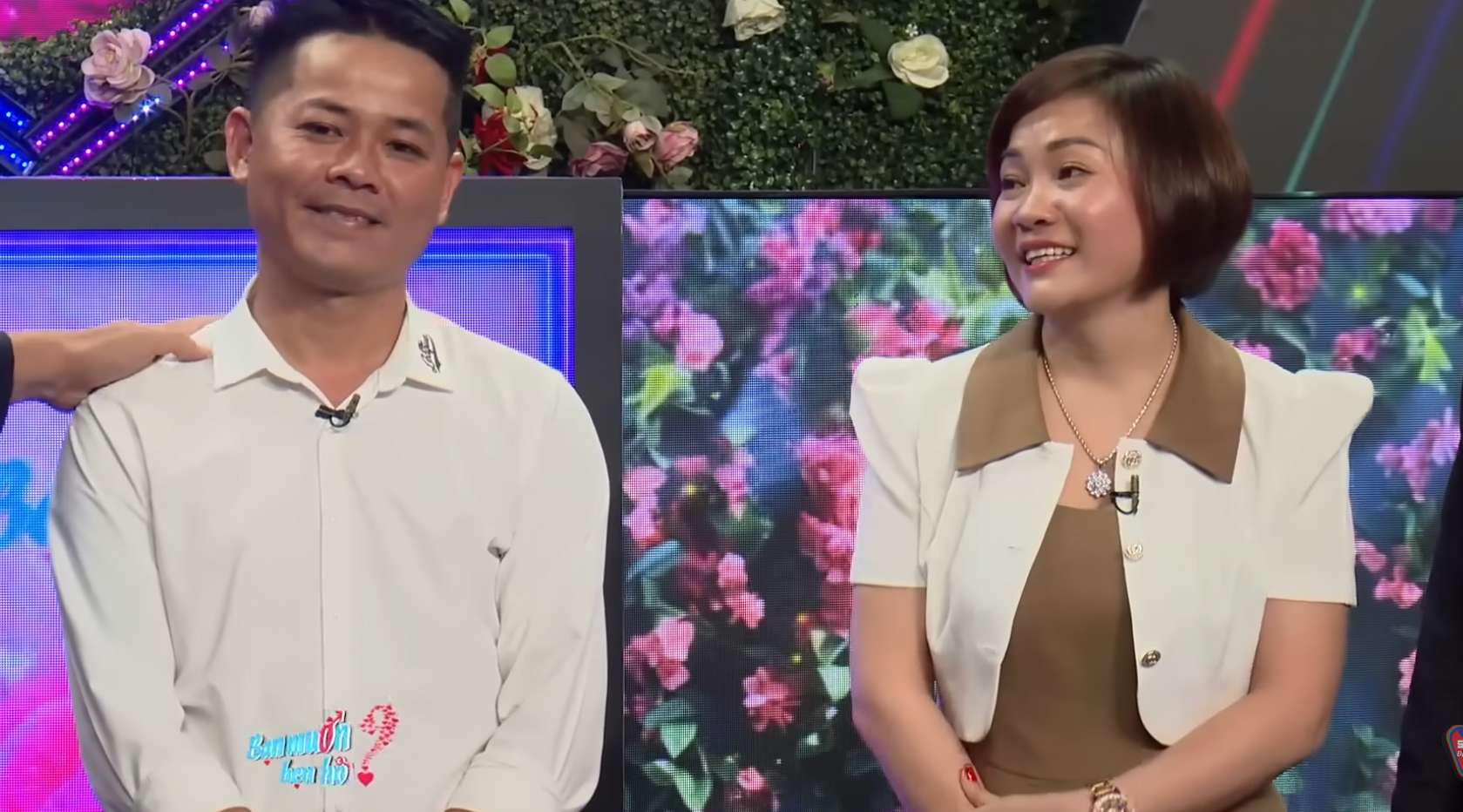 미용실 주인이 싱글맘과의 데이트 버튼을 누르고 있습니다. 사진: MCV 부서.