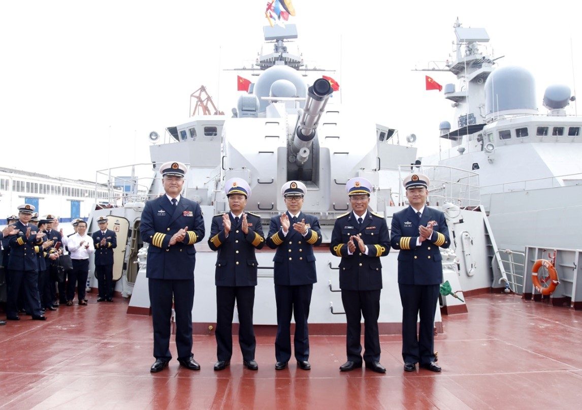 Leaders of Guangzhou Naval Base visit Ship 015-Tran Hung Dao. Photo: Hoang Dieu