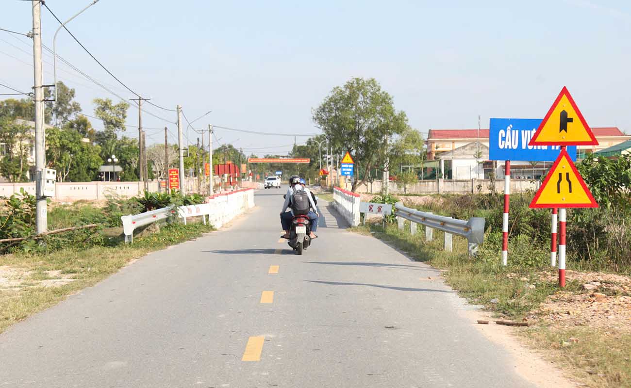 Cầu Vừng Tây hẹp gây bất an, tiềm ẩn mất an toàn. Ảnh: Trần Tuấn