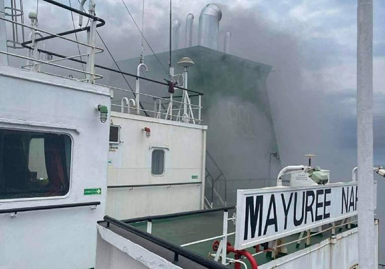El buque de carga Mayuree Naree con 23 tripulantes tailandeses se incendió después de ser atacado por Irán el 11 de marzo. 3. Foto: Xinhua