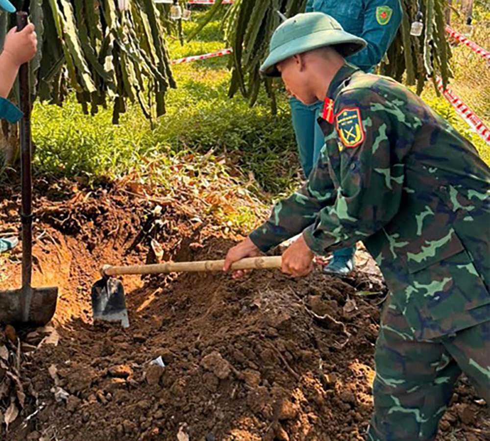 Lực lượng chức năng xử lý quả đạn pháo theo quy định. Ảnh: Công an 