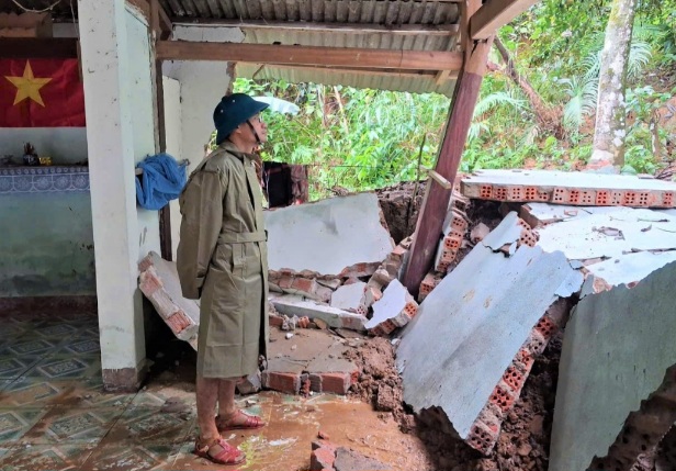Landslides threaten many residential areas and schools in A Vuong commune, Da Nang city in November 2025. Photo: Truong An