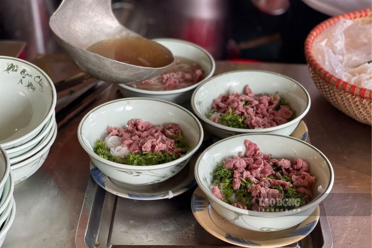 Phở bò gia truyền Nam Định (Ninh Bình) hấp dẫn thực khách. Ảnh: Lương Hà