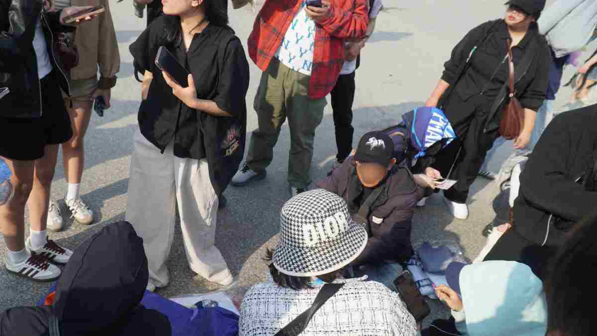 Giá vé SVIP trước giờ G được giao bán với giá 2,8-3 triệu đồng, các hạng vé khác có giá thấp hơn giá gốc từ vài trăm nghìn đến hàng triệu đồng. Ảnh: Minh Chính