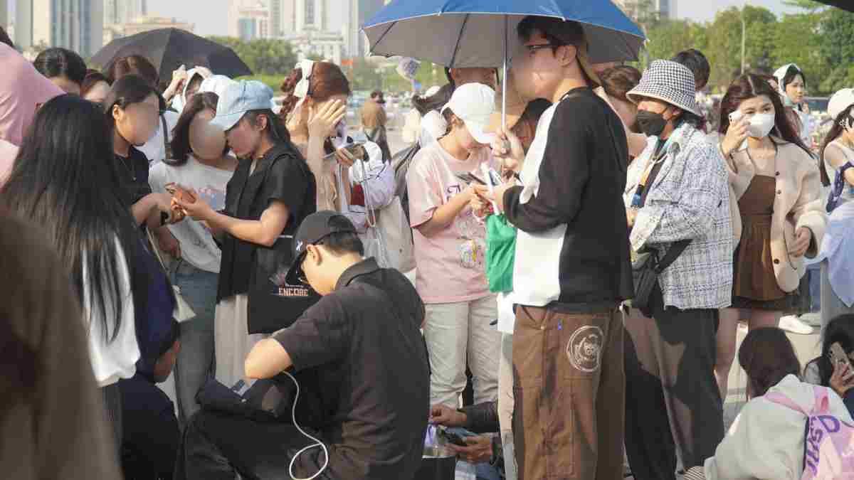 Nhiều khán giả có mặt, tìm mua vé với mức giá hời. Ảnh: Minh Chính