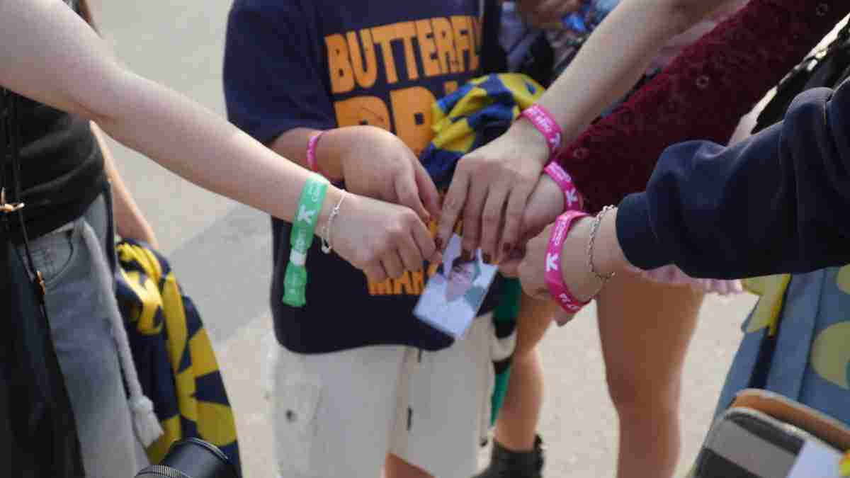 Du khách chụp ảnh check-in với vòng tay trước giờ G. Ảnh: Minh Chính