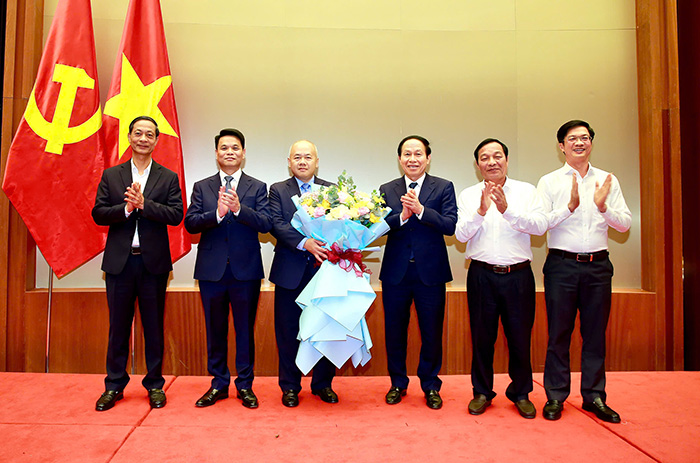 Thường trực Thành ủy Hải Phòng tặng hoa chúc mừng đồng chí Đỗ Thành Trung. Ảnh: Đàm Thanh