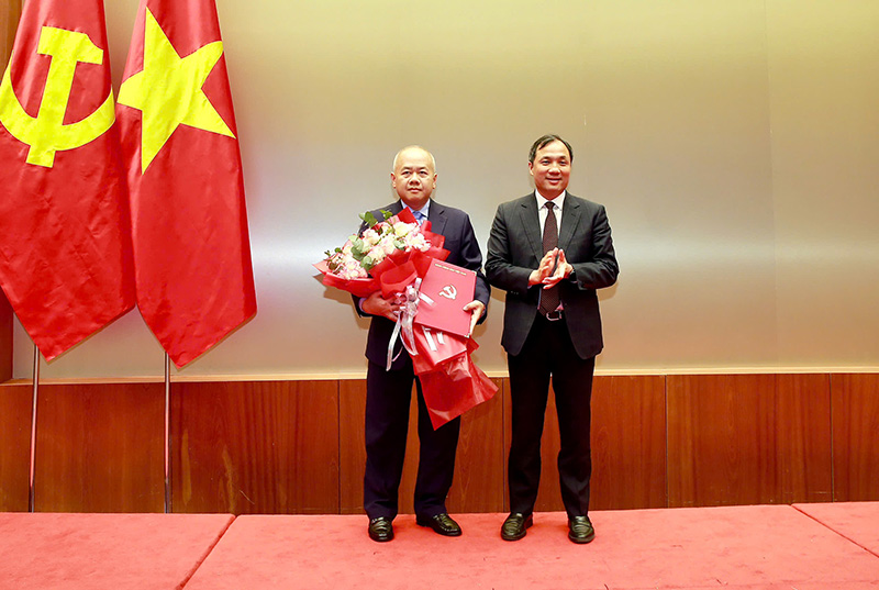 Standing Deputy Head of the Central Organization Committee Hoang Trung Dung presents the transfer decision to the new Deputy Secretary of Hai Phong City Party Committee Do Thanh Trung. Photo: Dam Thanh