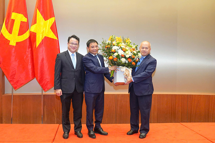 Lãnh đạo Bộ Tài chính chúc mừng ông Đỗ Thành Trung.