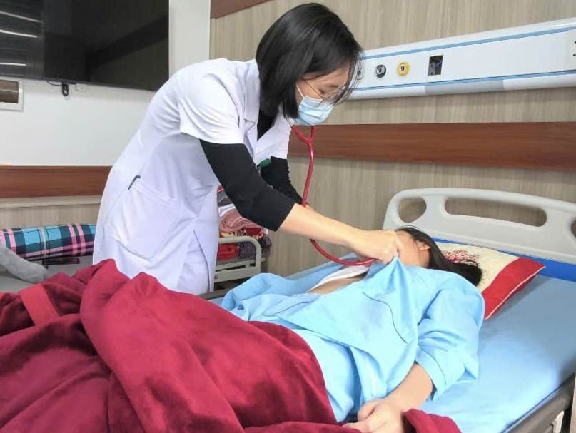 Fever due to sore throat, 16-year-old female student attacked by super bacteria in her brain and heart. Photo: Thanh Dang