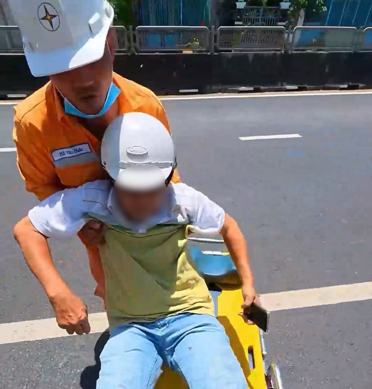 Nạn nhân được hỗ trợ đưa lên cáng cứu thương. Ảnh: Duy Tuấn 