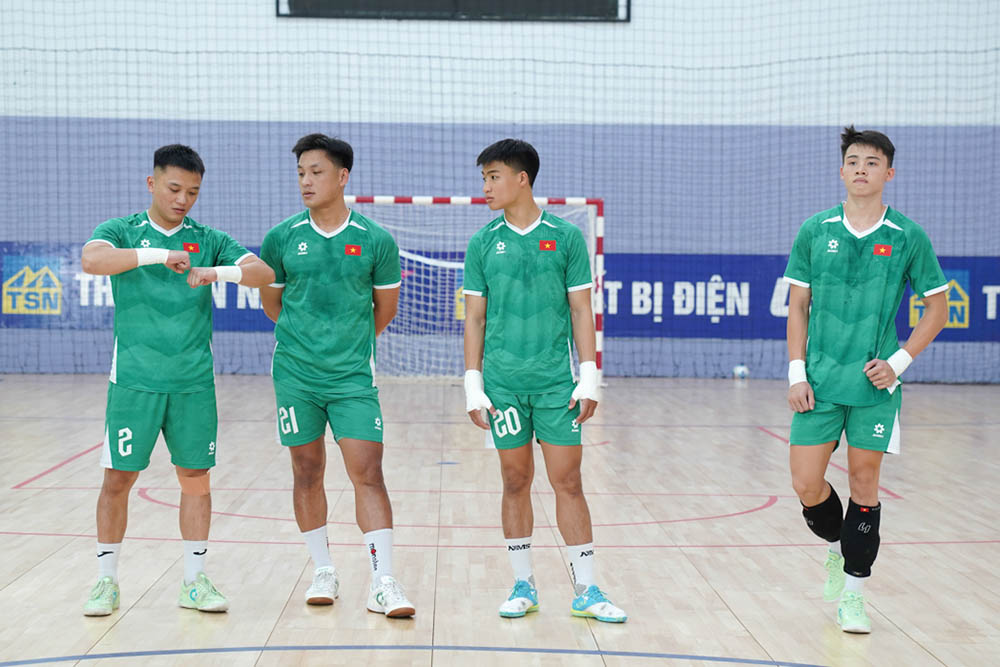 Thủ môn Hồ Văn Ý (thứ 2 từ trái sang) trở lại đội tuyển futsal Việt Nam. Ảnh: VFF